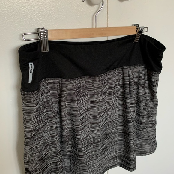 2/40$🎉 Gently worn black and grey skort - Picture 4 of 5